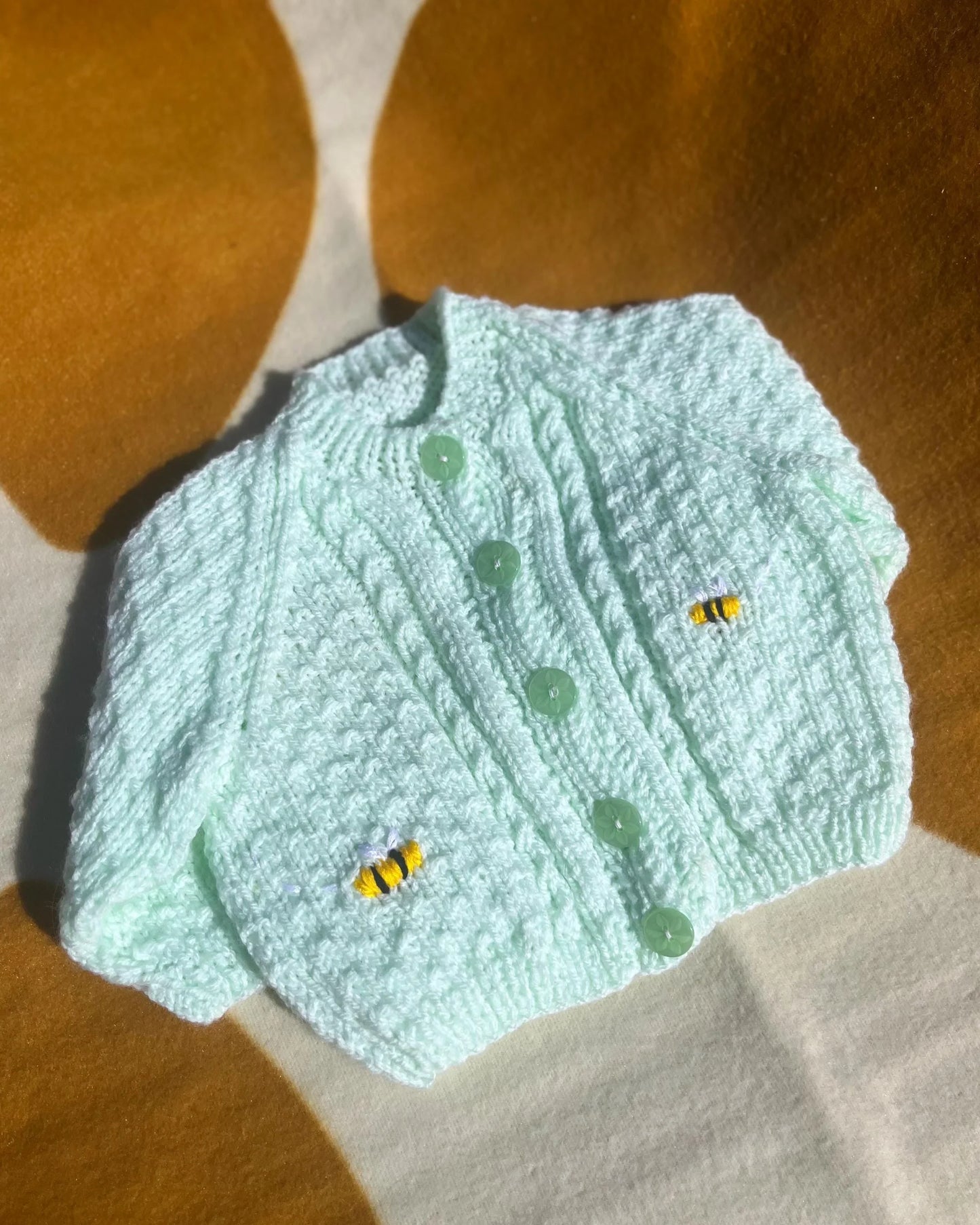Lemon embroidery cardigan for babies in soft knitted fabric with green buttons and bee details