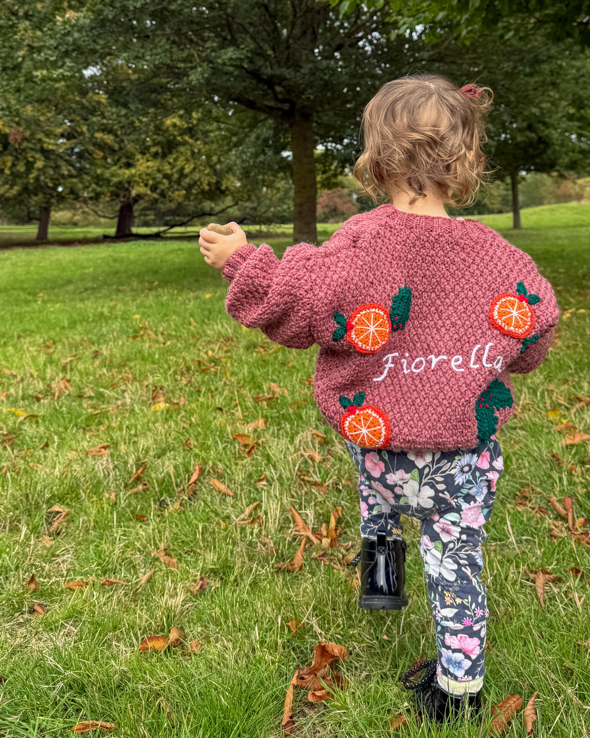 Personalised kids cardigan hand knitted in pink with floral design and embroidered name Fiorella